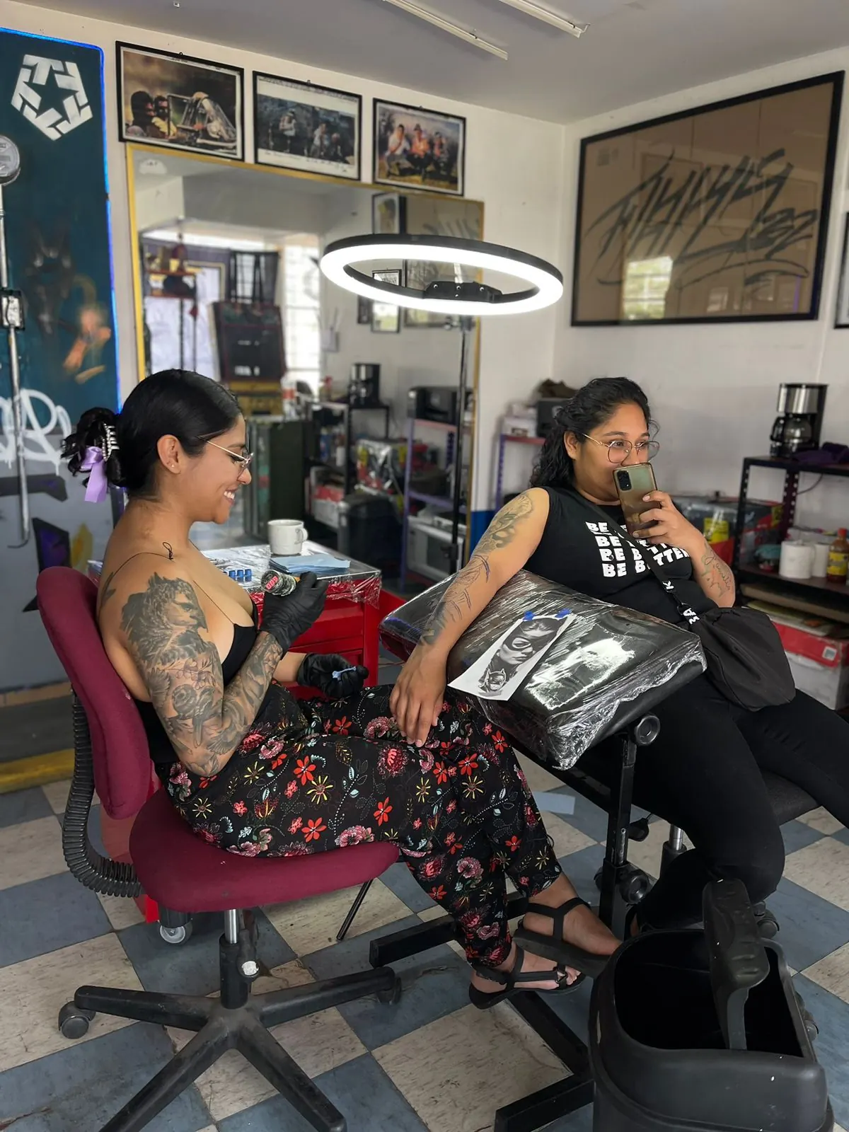 Interior del estudio de tatuajes Lossan en Tláhuac, CDMX, con cliente en sesión de tatuaje realista