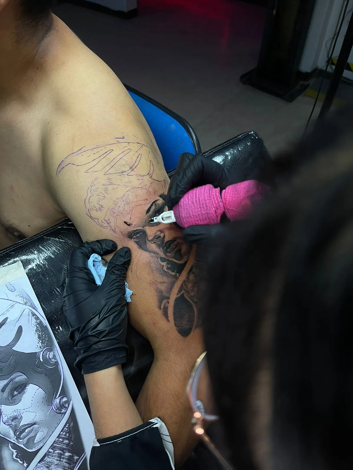 Detalle de una sesión de tatuaje realista en brazo, con guantes y material desechable, en Tláhuac CDMX