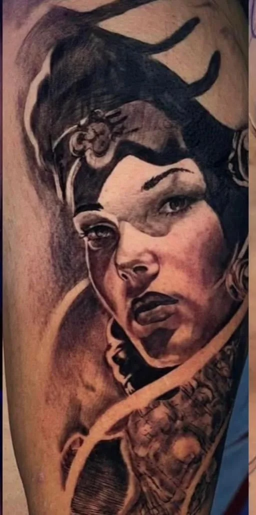 Tatuaje de retrato realista en blackandgrey sobre piel morena, en pierna, hecho en Tláhuac, CDMX