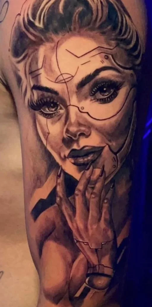 Tatuaje de retrato neorrealista con línea y textura de realismo en brazo, hecho en Tláhuac, CDMX